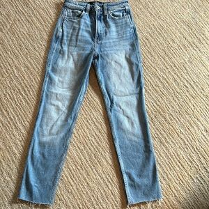 Hollister Ultra High-Rise Mom Jeans